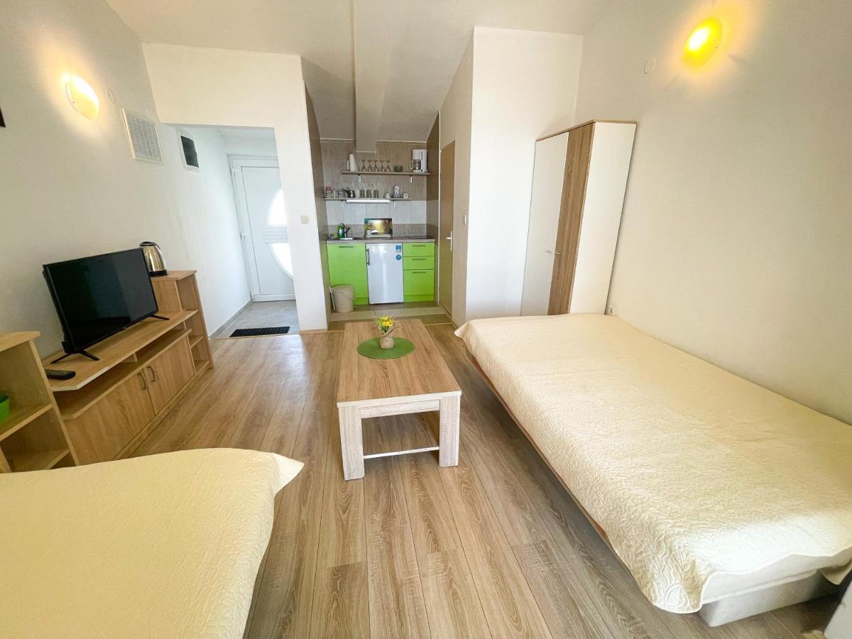Apartmani Milan 茨里克韦尼察 外观 照片